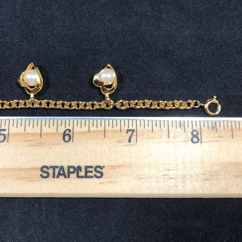 BRACELET - GOLD-TONE CHAIN WITH 5 HEARTS EACH HOLDING A FAUX PEARL - Picture 10 of 10